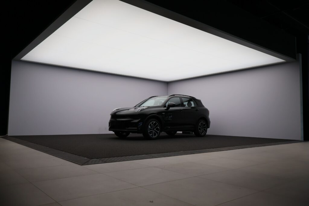 Auto's fotograferen voor verkoop fotostudio