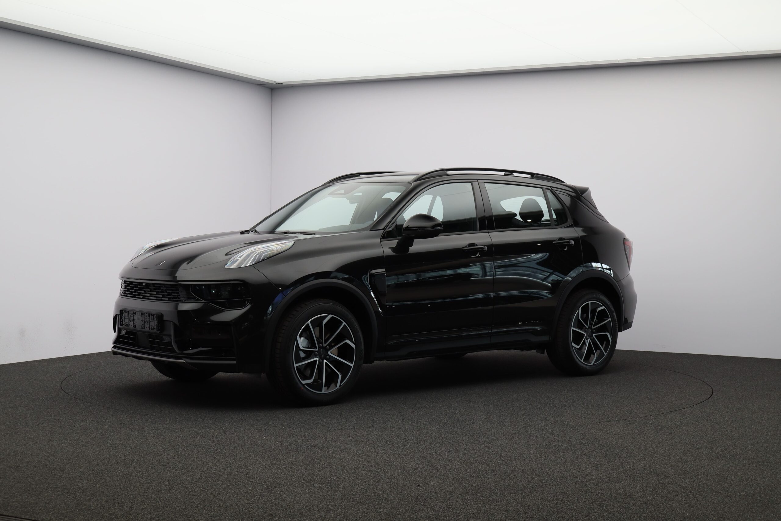 Photographing a car for sale in a photostudio