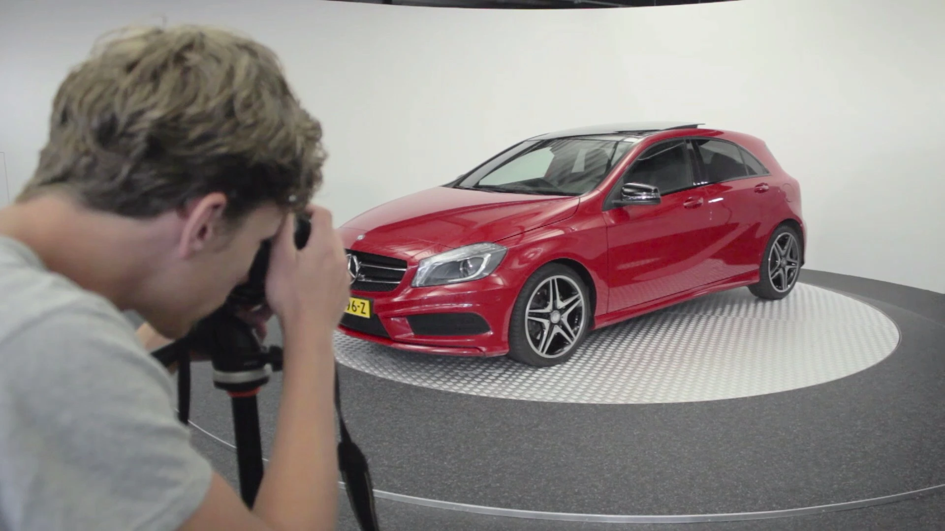 Professional car pics with a turntable